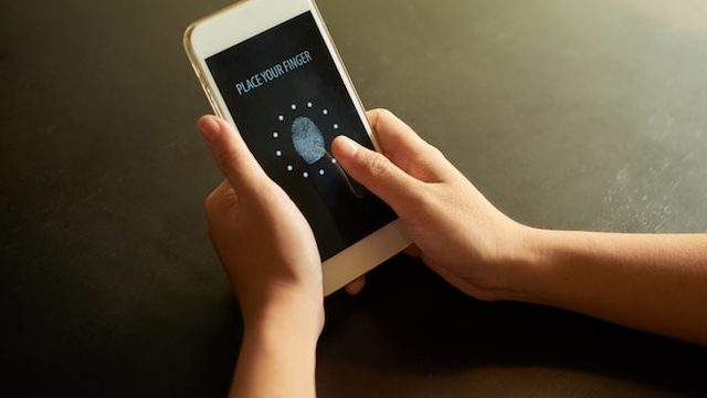Cadeado digital sobre um balão de conversa, simbolizando a proteção de dados em chatbots